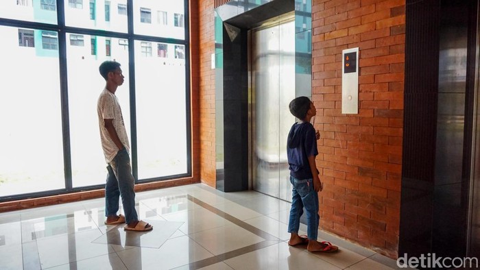 Warga TPU Menteng Pulo II resmi menempati hunian baru mereka di Rusun Jagakarsa, Jakarta Selatan, pada Selasa (9/12/2025). Relokasi ini menjadi langkah penting Pemerintah Provinsi DKI Jakarta untuk menyediakan tempat tinggal yang lebih aman dan layak bagi warga yang selama ini tinggal di sekitar kawasan makam tersebut.