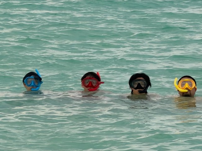 Salah satu foto menangkap momen lucu ketika mereka memakai kacamata renang yang serupa, hanya berbeda warna. Foto: Instagram