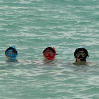 Salah satu foto menangkap momen lucu ketika mereka memakai kacamata renang yang serupa, hanya berbeda warna. Foto: Instagram
