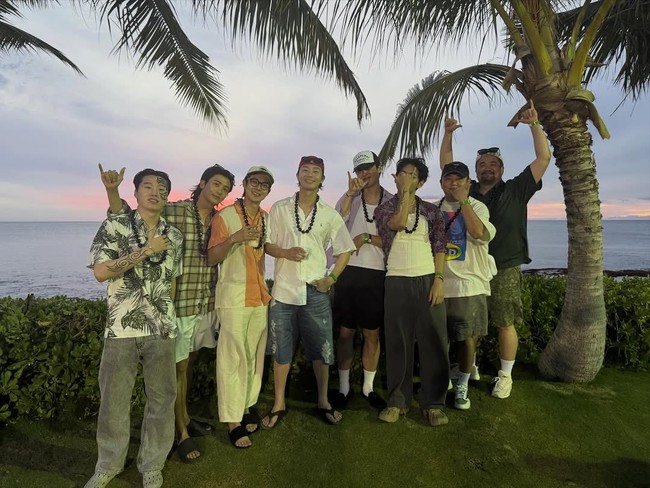 V BTS sempat menjelaskan bahwa nama Wooga adalah singkatan dari kalimat “Apakah kita keluarga (Woori-ga Gajok-inga?)” Meskipun tidak terikat darah, kelima artis ini menganggap satu sama lain seperti keluarga. Foto: Instagram