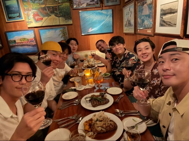 Persahabatan Wooga Squad terbentuk dari pertemuan V BTS, Park Seo Joon, dan Park Hyung Sik saat beradu akting dalam drama Korea Hwarang: The Poet Warrior Youth (2017). Park Seo Joon kemudian mengenalkan dua sahabatnya Peakboy dan Choi Woo Shik. Foto: Instagram