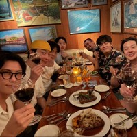 Persahabatan Wooga Squad terbentuk dari pertemuan V BTS, Park Seo Joon, dan Park Hyung Sik saat beradu akting dalam drama Korea Hwarang: The Poet Warrior Youth (2017). Park Seo Joon kemudian mengenalkan dua sahabatnya Peakboy dan Choi Woo Shik. Foto: Instagram