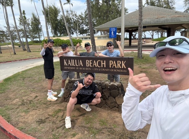 Park Seo Joon sudah lebih dulu membagikan foto keseruan mereka pada Minggu (30/11/2025). Di tengah liburan, mereka menyempatkan diri untuk berolahraga lari di sekitar Kailua Beach Park Honolulu. Foto: Instagram