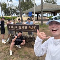 Park Seo Joon sudah lebih dulu membagikan foto keseruan mereka pada Minggu (30/11/2025). Di tengah liburan, mereka menyempatkan diri untuk berolahraga lari di sekitar Kailua Beach Park Honolulu. Foto: Instagram