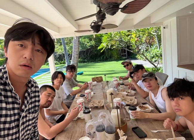 Momen keseruan Wooga Squad juga dapat disaksikan dalam reality show In the SOOP: Friendcation yang tayang di Disney+ Hotstar. Saat itu, V BTS dan teman-temannya menikmati aktivitas air di Goseong, Provinsi Gangwon selama 4 hari 3 malam. Foto: Instagram