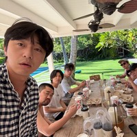 Momen keseruan Wooga Squad juga dapat disaksikan dalam reality show In the SOOP: Friendcation yang tayang di Disney+ Hotstar. Saat itu, V BTS dan teman-temannya menikmati aktivitas air di Goseong, Provinsi Gangwon selama 4 hari 3 malam. Foto: Instagram