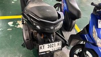 Kalau dilihat tampilannya masih cukup bagus, namun ada beberapa baret di bagian depan. Kemudian joknya dipenuhi debu, sementara bagian belakang masih mengkilap. Foto: Dok.lelang.go.id