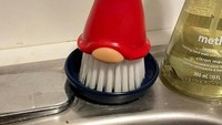 Ganti spons membosanka kamu dengan sikat piring kurcaci yang jauh lebih istimewa. Tidak hanya menggemaskan dan lucu saat dilihat, scrubber-nya memiliki kualitas tinggi, menawarkan daya tahan dan fungsi pembersihan yang baik. Dapur kamu akan terlihat lebih terorganisir dan proses mencuci piring menjadi lebih menyenangkan. Dok. Bored Panda