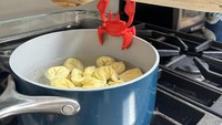 Kepiting kecil berbahan silikon ini berfungsi dengan sangat baik sebagai penahan sendok masak, mencegah sendok mengotori meja dapur kamu. Desainnya yang ceria membuat alat bantu masak ini sangat fungsional dan menggemaskan. Dok. Bored Panda