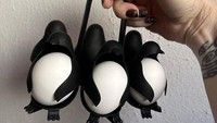 Proses merebus telur menjadi pesta kolam renang penguin yang lucu. Wadah penguin yang menggemaskan ini membuat proses memasukkan dan mengangkat telur dari panci menjadi jauh lebih mudah, membantu mencegah telur retak saat direbus. Alat ini fungsional, menggemaskan, dan membuat proses memasak lebih teratur. Dok. Bored Panda