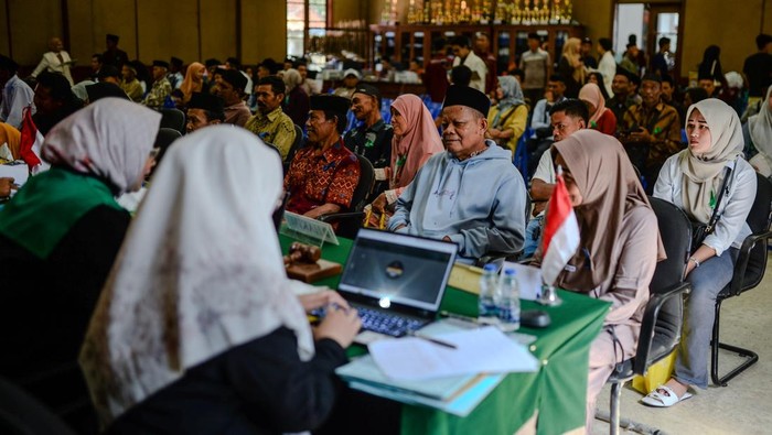 Pasangan pengantin mengikuti sidang isbat nikah di Rangkasbitung, Kabupaten Lebak, Banten, Rabu (10/12.2025). Pemkab Lebak menggelar sidang isbat nikah massal bagi 197 pasangan dari berbagai umur yang bertujuan untuk membantu masyarakat mendapatkan pengakuan hukum yang sah dan tercatat sebagai pernikahan resmi oleh negara. ANTARA FOTO/Muhammad Bagus Khoirunas
