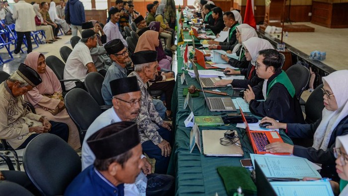 Pasangan pengantin mengikuti sidang isbat nikah di Rangkasbitung, Kabupaten Lebak, Banten, Rabu (10/12.2025). Pemkab Lebak menggelar sidang isbat nikah massal bagi 197 pasangan dari berbagai umur yang bertujuan untuk membantu masyarakat mendapatkan pengakuan hukum yang sah dan tercatat sebagai pernikahan resmi oleh negara. ANTARA FOTO/Muhammad Bagus Khoirunas