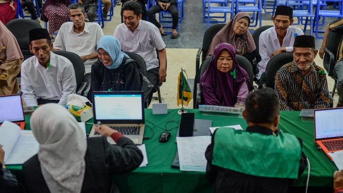 Pasangan pengantin mengikuti sidang isbat nikah di Rangkasbitung, Kabupaten Lebak, Banten, Rabu (10/12.2025). Pemkab Lebak menggelar sidang isbat nikah massal bagi 197 pasangan dari berbagai umur yang bertujuan untuk membantu masyarakat mendapatkan pengakuan hukum yang sah dan tercatat sebagai pernikahan resmi oleh negara. ANTARA FOTO/Muhammad Bagus Khoirunas