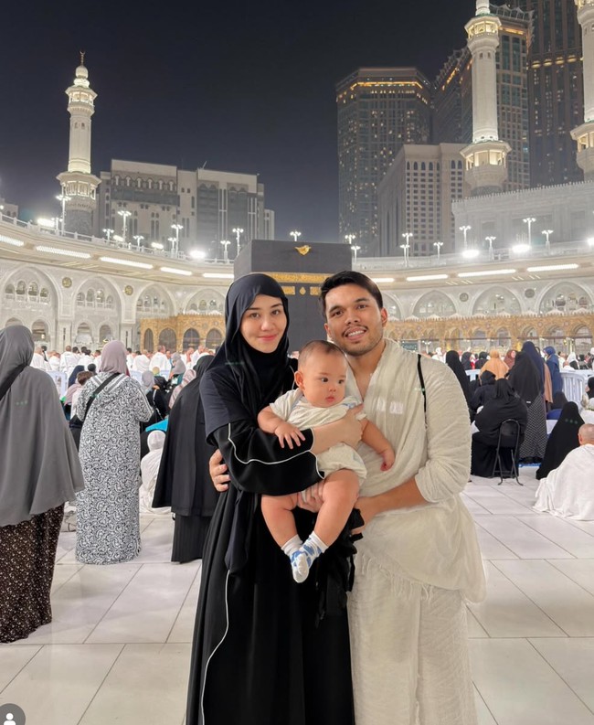 Untuk pertama kalinya Thariq Halilintar dan Aaliyah Massaid mengajak serta putra mereka, baby Arash pergi ke tanah suci. Alhamdulillah, Kami datang sebagai tiga, dengan doa yang sama: semoga Allah jaga langkah kami, tulis keterangan unggahan. Foto: Instagram/@thariqhalilintar