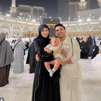 8 Foto Aaliyah Massaid & Thariq Halilintar Umrah Perdana Bareng Baby Arash