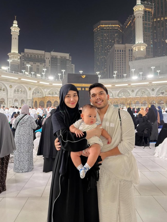 8 Foto Aaliyah Massaid & Thariq Halilintar Umrah Perdana Bareng Baby Arash
