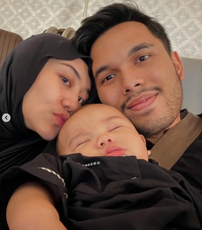 Lahir pada 13 Juni 2025, saat ini baby Arash baru berusia 6 bulan. Terlihat baby Arash yang tertidur pulas di dekapan kedua orangtuanya. Foto: Instagram/@thariqhalilintar