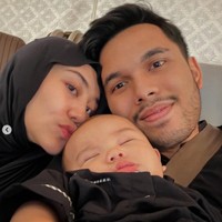 Lahir pada 13 Juni 2025, saat ini baby Arash baru berusia 6 bulan. Terlihat baby Arash yang tertidur pulas di dekapan kedua orangtuanya. Foto: Instagram/@thariqhalilintar