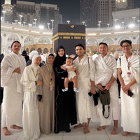 Tak hanya pergi bertiga, Thariq dan Aaliyah juga mengajak beberapa karyawannya, salah satunya suster yang menjaga baby Arash. Foto: Instagram/@thariqhalilintar