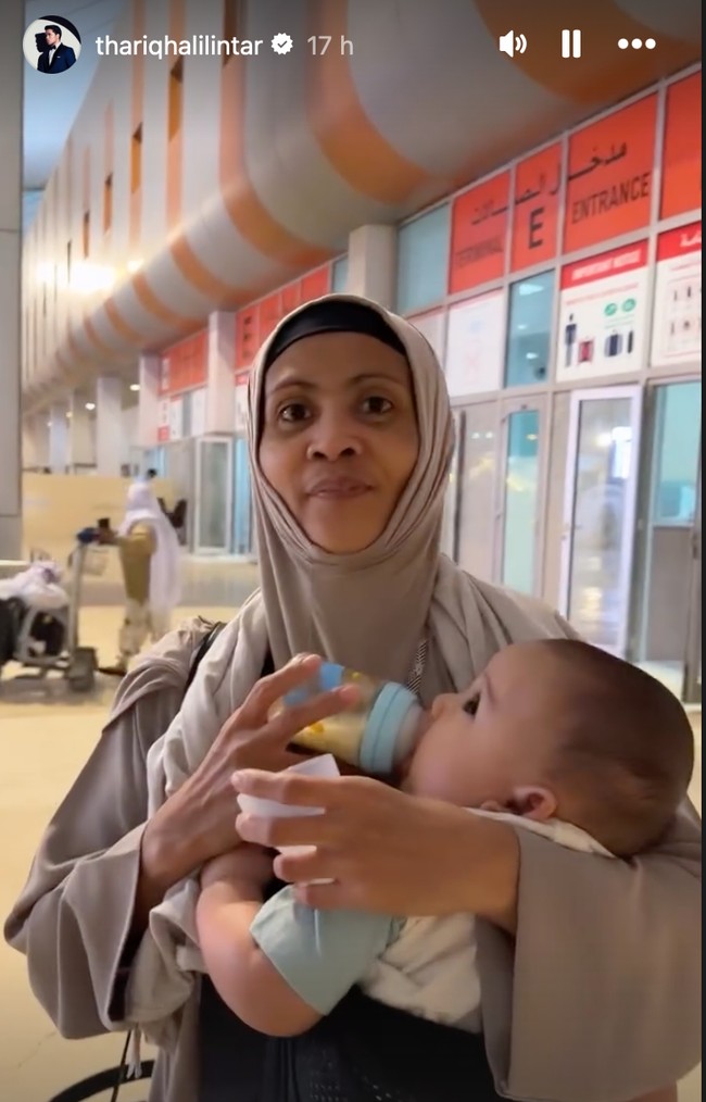 Selama di suster membantu merawat baby Arash agar kedua orangtuanya bisa lebih fokus beribadah. Baby Arash sendiri terlihat anteng selama berada di tanah suci. Foto: Instagram/@thariqhalilintar