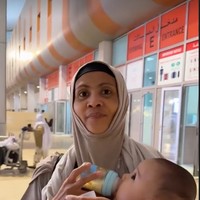 Selama di suster membantu merawat baby Arash agar kedua orangtuanya bisa lebih fokus beribadah. Baby Arash sendiri terlihat anteng selama berada di tanah suci. Foto: Instagram/@thariqhalilintar