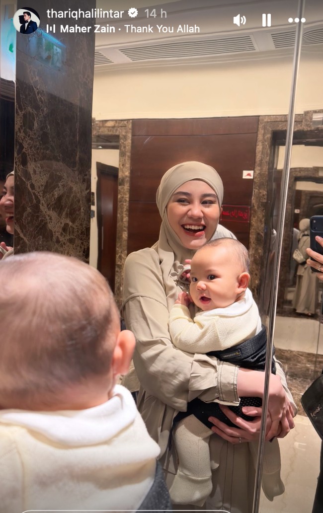 Aaliyah pun ikut menjaga dan sesekali menggendong putra kecilnya itu. Tampil dengan busana syari warna nude, Aaliyahh terlihat cantik dengan pulasan makeup minimalis. Foto: Instagram/@thariqhalilintar