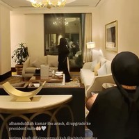 Thariq juga sempat membagikan video singkat penampakan penginapan mereka selama di sana. Penginapannya itu tampak luas dengan dilengkapi beberapa kamar serta ruangan khusus untuk beribadah. Foto: Instagram/@thariqhalilintar