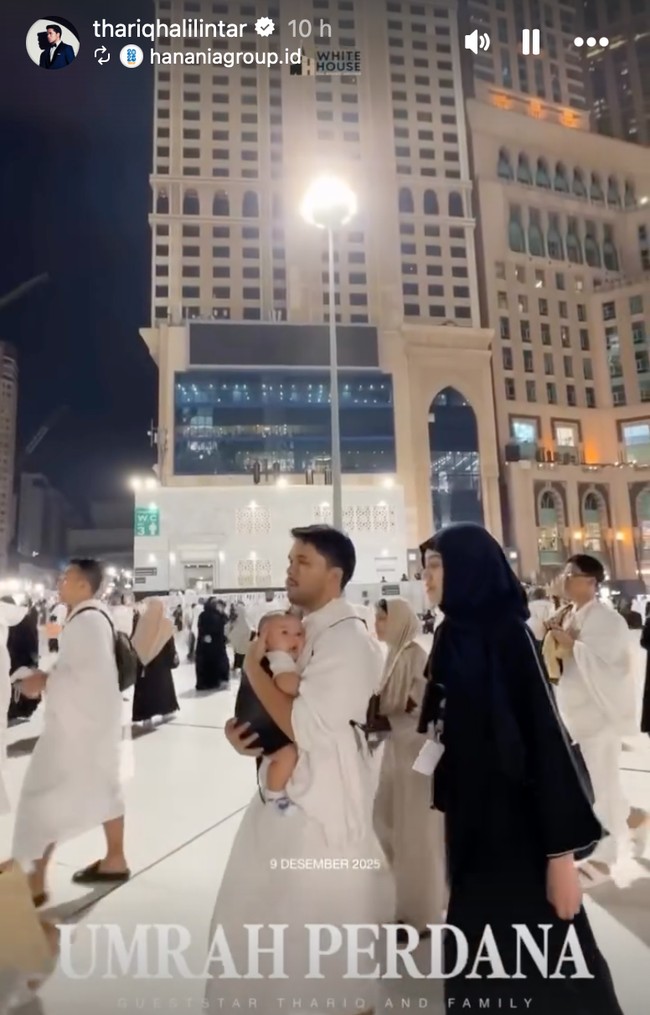 Selama berjalan-jalan di tanah suci, baby Arash juga tampak digendong oleh sang ayah. Terlihat baby Arash yang tampak nyaman di gendongan Thariq. Foto: Instagram/@thariqhalilintar