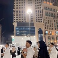 Selama berjalan-jalan di tanah suci, baby Arash juga tampak digendong oleh sang ayah. Terlihat baby Arash yang tampak nyaman di gendongan Thariq. Foto: Instagram/@thariqhalilintar