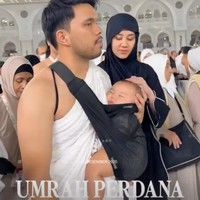 Selama kedua orangtuanya menjalani ibadah, baby Arash juga terlihat lebih banyak tertidr pulas. Wajahnya begitu menggemaskan dengan pipi tembam. Foto: Instagram/@thariqhalilintar