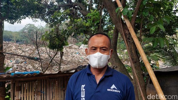 Agus (50), warga yang rumahnya dekat TPA Cipeucang Agus (50), warga yang rumahnya dekat TPA Cipeucang