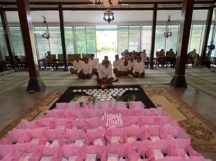 Ahmad Dhani dan Mulan Jameela gelar pengajian dan potong rambut untuk bayi yang baru diadopsi mereka.