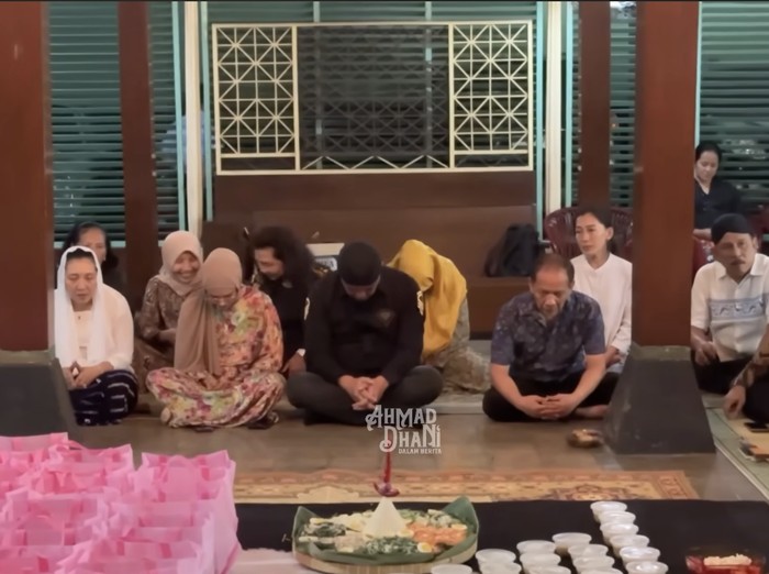 Ahmad Dhani dan Mulan Jameela gelar pengajian dan potong rambut untuk bayi yang baru diadopsi mereka.