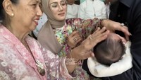 Satu per satu tamu menggunting rambut Siti Aminah. Foto: Channel YouTube Ahmad Dhani