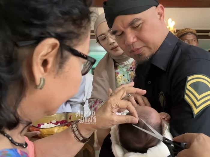 Ahmad Dhani dan Mulan Jameela gelar pengajian dan potong rambut untuk bayi yang baru diadopsi mereka.