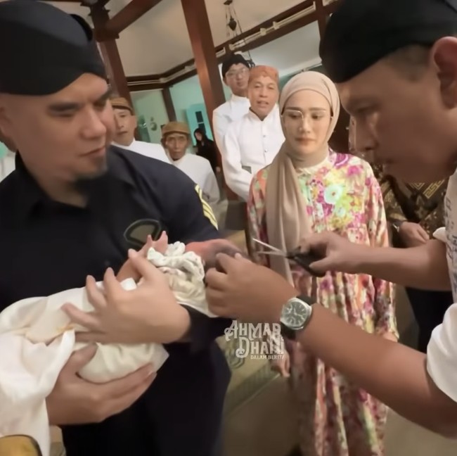 Momen Ahmad Dhani-Mulan Adopsi Bayi Siti Aminah, Gelar Pengajian Gunting Rambut