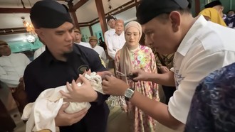 Momen Ahmad Dhani-Mulan Adopsi Bayi Siti Aminah, Gelar Pengajian Gunting Rambut