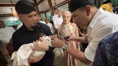 Momen Ahmad Dhani-Mulan Adopsi Bayi Siti Aminah, Gelar Pengajian Gunting Rambut