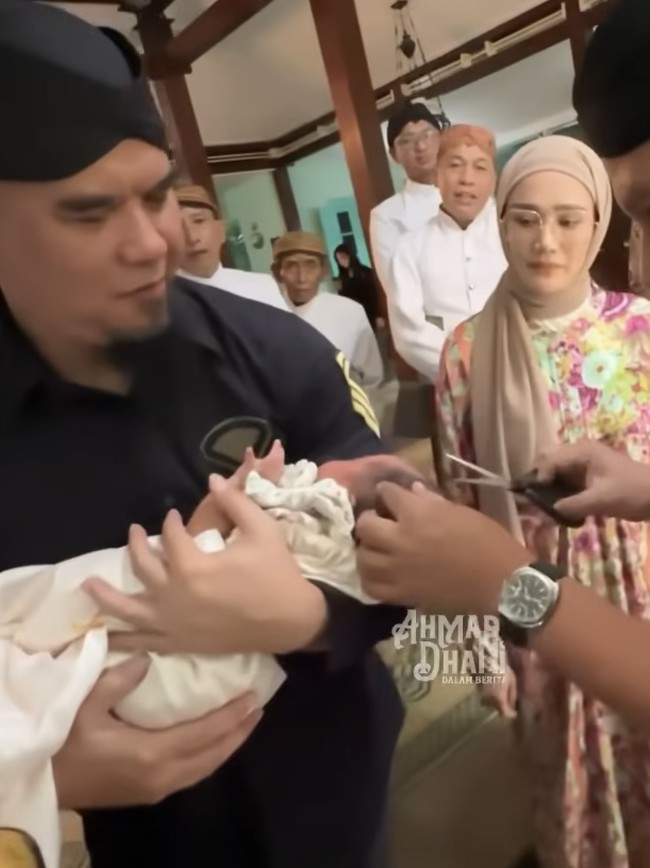 Momen Ahmad Dhani-Mulan Adopsi Bayi Siti Aminah, Gelar Pengajian Gunting Rambut