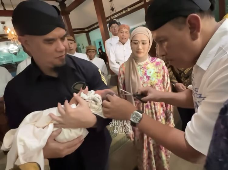 Momen Ahmad Dhani-Mulan Adopsi Bayi Siti Aminah, Gelar Pengajian Gunting Rambut