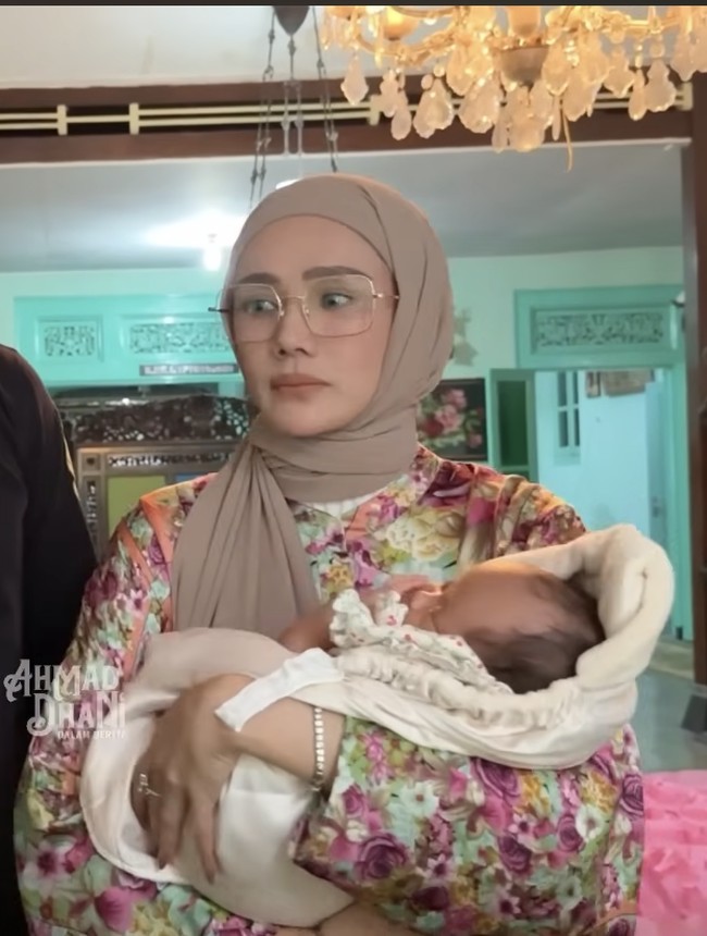 7 Pesohor Ini Adopsi Anak