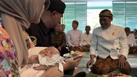Siti Aminah kini resmi menjadi anak Ahmad Dhani dan Mulan Jameela. Foto: Channel YouTube Ahmad Dhani