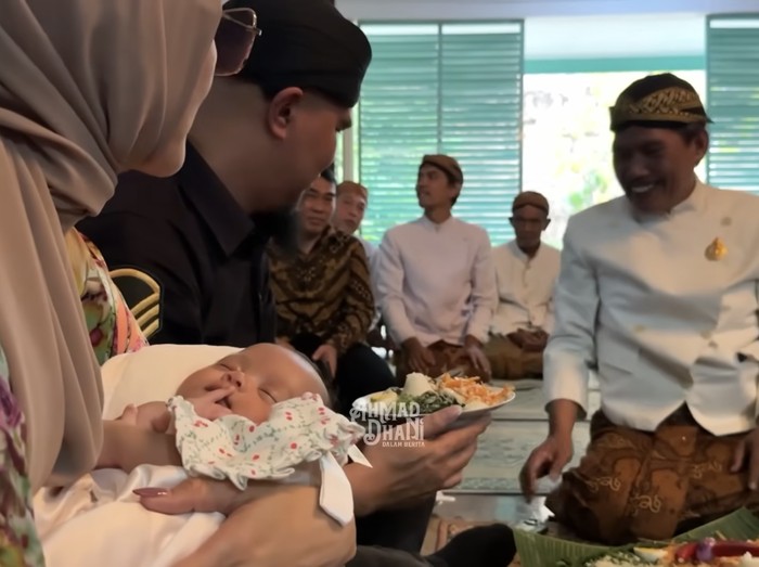 Ahmad Dhani dan Mulan Jameela gelar pengajian dan potong rambut untuk bayi yang baru diadopsi mereka.