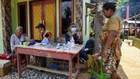 Petugas kesehatan memeriksa kondisi warga terdampak bencana tanah longsor dan banjir bandang di Kelurahan Sipange, Kecamatan Tukka, Tapanuli Tengah, Selasa (9/12/2025). ANTARA FOTO/Muhammad Adimaja
