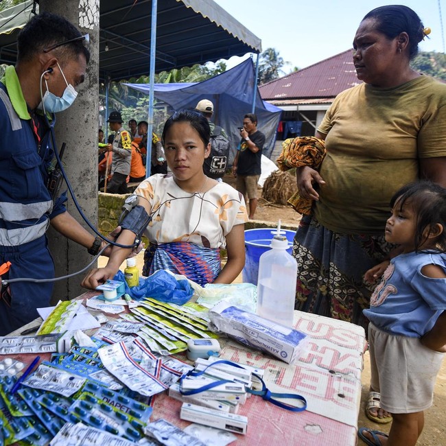 Akses Terhambat, Tenaga Medis Datangi Warga Terdampak Banjir Bandang