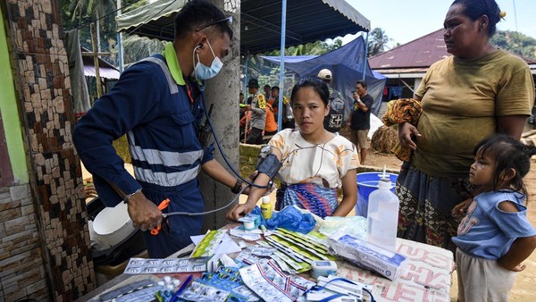 Akses Terhambat, Tenaga Medis Datangi Warga Terdampak Banjir Bandang