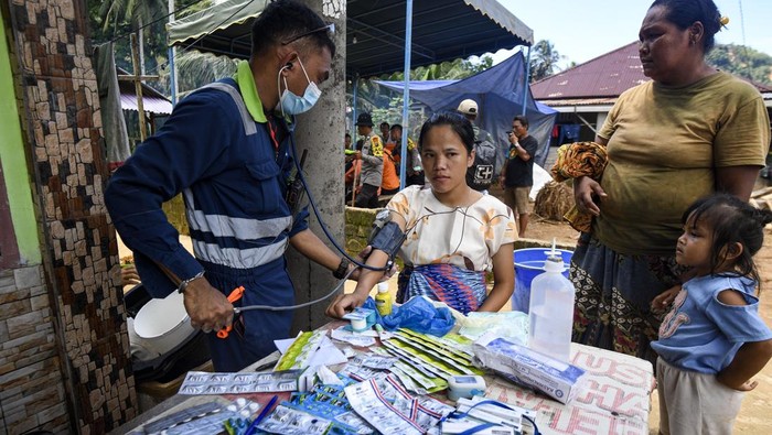 Petugas kesehatan dari Basarnas gabungan memeriksa kesehatan warga korban bencana tanah longsor dan banjir bandang di Kelurahan Sipange, Kecamatan Tukka,Tapanuli Tengah, Sumatera Utara, Selasa (9/12/2025). Metode jemput bola digunakan untuk menjangkau warga yang kesulitan mendapat layanan karena rusaknya fasilitas kesehatan dan akses jalan akibat tanah longsor dan banjir bandang. ANTARA FOTO/Muhammad Adimaja/foc.