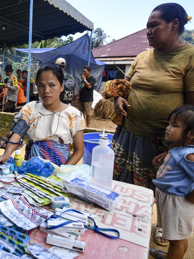 Akses Terhambat, Tenaga Medis Datangi Warga Terdampak Banjir Bandang