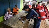 Metode jemput bola diterapkan agar tim dapat menjangkau warga yang tinggal di area sulit akses. ANTARA FOTO/Muhammad Adimaja