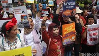 Dalam aksi tersebut, massa membawa berbagai isu, mulai dari penggusuran permukiman, privatisasi air, kondisi warga pesisir dan Kepulauan Seribu, hingga jaminan kesejahteraan pekerja dan tuntutan percepatan pembahasan raperda perlindungan hukum.